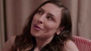 EMME WHITE FAIT UNE PIPE EN DEUX ROULEAUX