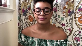 Ebony babe saa pois sohvalla