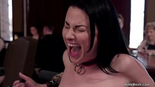 Начало рабыня Верука Джеймс насочва роб-стажерку Сабрину Банкс като услуга шлюшки, и те здраво пука и се подчиняват на оргии БДСМ-партита на най-горния етаж