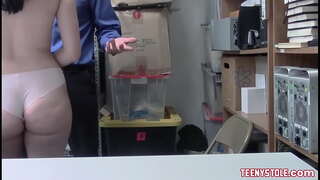 Zanosna crnka sa sisama i prekrasnom magarca jebanje u uredu s korumpirani policajac