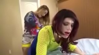 Sissy strapon przez dominujący Kobieta top