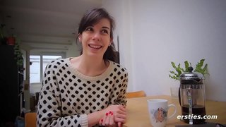 Любительская Кыз Потирает Үз Нестриженый Куст