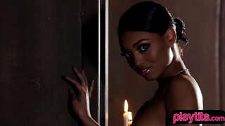 Urheilullinen musta kulta aistillinen striptease-istunto