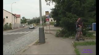 ایک نوجوان لڑکی بھاڑ میں جاؤ کے لئے ایک پل کے نیچے ایک عوامی پارک میں