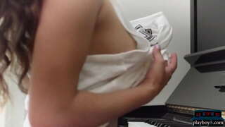 Centerfold pornstar Uma Jolie a &#039; sealltainn far a h-iongantach nàdarra buidheann